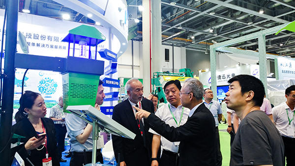 風吸式茶園殺蟲燈成現(xiàn)場新寵