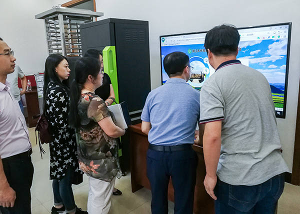 與會人員現(xiàn)場體驗新型測報工具及植保信息化平臺 與會人員現(xiàn)場體驗新型測報工具及植保信息化平臺
