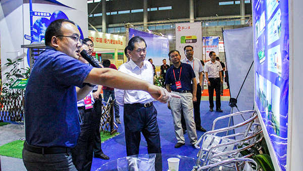 安徽省副省長(zhǎng)張曙光聽(tīng)取托普云農(nóng)介紹省市級(jí)大數(shù)據(jù)平臺(tái)、病蟲(chóng)害監(jiān)測(cè)預(yù)警平臺(tái)