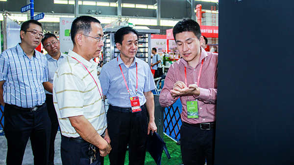 安徽省植保總站副站長(zhǎng)曹明坤、副站長(zhǎng)李鋼一行聽(tīng)取病蟲(chóng)害監(jiān)測(cè)預(yù)警平臺(tái)詳細(xì)介紹