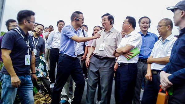 托普云農(nóng)陳渝陽董事長陪同劉天金主任、陳宗懋院士參觀現(xiàn)場