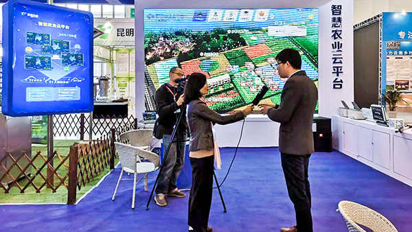 昆明廣播電臺的記者采訪托普云農(nóng) 昆明廣播電臺的記者采訪托普云農(nóng)