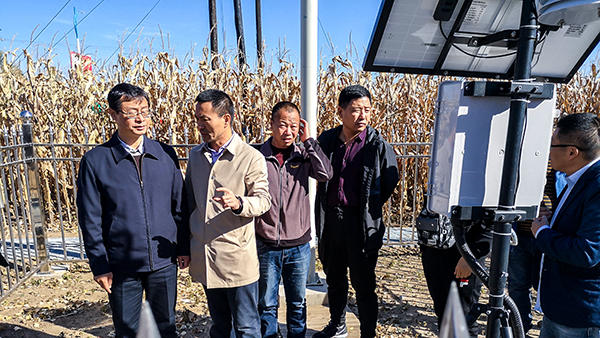 謝建華副主任與托普云農(nóng)陳渝陽董事長就黑土地保護(hù)問題做深入交談 謝建華副主任與托普云農(nóng)陳渝陽董事長就黑土地保護(hù)問題做深入交談