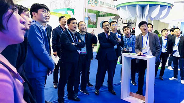 浙江省農(nóng)業(yè)農(nóng)村廳林健東廳長(zhǎng)一行關(guān)注浙江省智慧農(nóng)業(yè)云平臺(tái)新業(yè)務(wù)模塊建設(shè)及應(yīng)用情況。