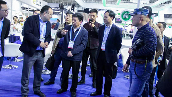 江蘇省淮安市肖進(jìn)方副市長(zhǎng)一行、山西省農(nóng)牧業(yè)信息中心馮耀斌主任蒞臨展位。