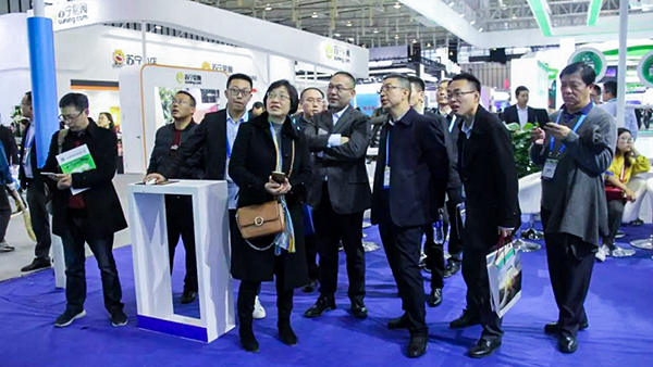 江蘇省淮安市肖進(jìn)方副市長(zhǎng)一行、山西省農(nóng)牧業(yè)信息中心馮耀斌主任蒞臨展位。