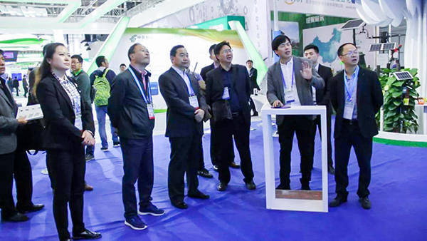 云南省農業(yè)農村廳李國林副廳長一行深入了解農業(yè)大數據情況。