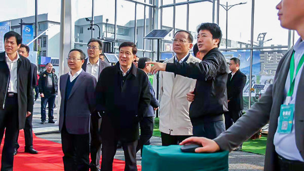 浙江省人大常委會副主任、省總工會主席史濟錫詳細詢問省農業(yè)信息化建設情況