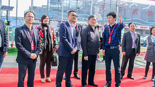 浙江省政協(xié)副主席、黨組副書記孫景淼蒞臨展位聽取浙江省數(shù)字農業(yè)系統(tǒng)介紹匯報