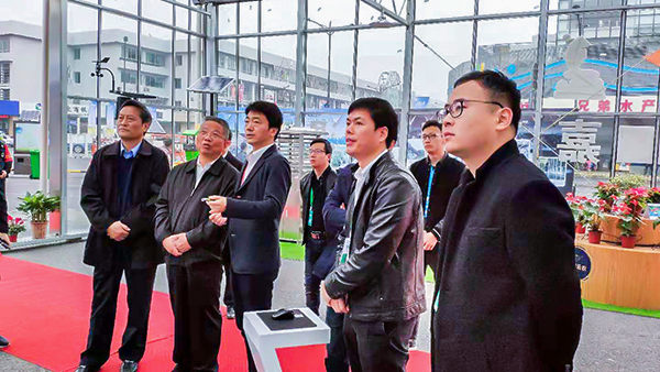 浙江省政協(xié)副主席、黨組成員黃旭明蒞臨展位聽取浙江省數(shù)字農業(yè)系統(tǒng)介紹匯報