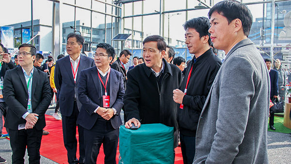 浙江省農業(yè)農村廳林健東廳長親自操控系統(tǒng)指點信息化建設要點和重點方向