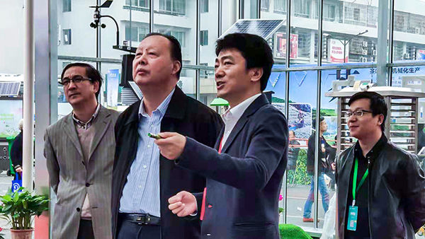 原浙江省人大常委會副主任矛臨生蒞臨展位聽取浙江省數(shù)字農業(yè)系統(tǒng)介紹匯報