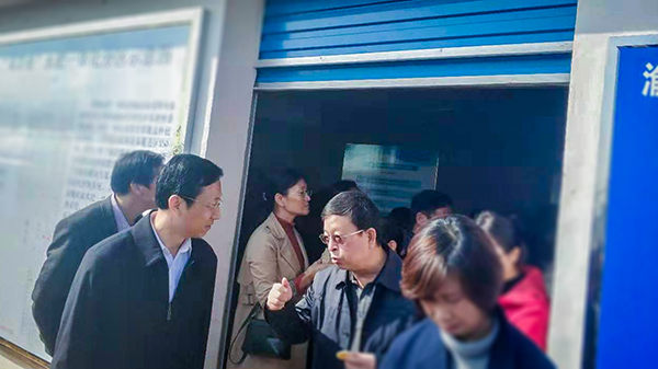 全國(guó)農(nóng)技推廣中心王福祥副主任、江西農(nóng)業(yè)農(nóng)村廳劉光華副廳長(zhǎng)就水肥一體化系統(tǒng)做深入交流